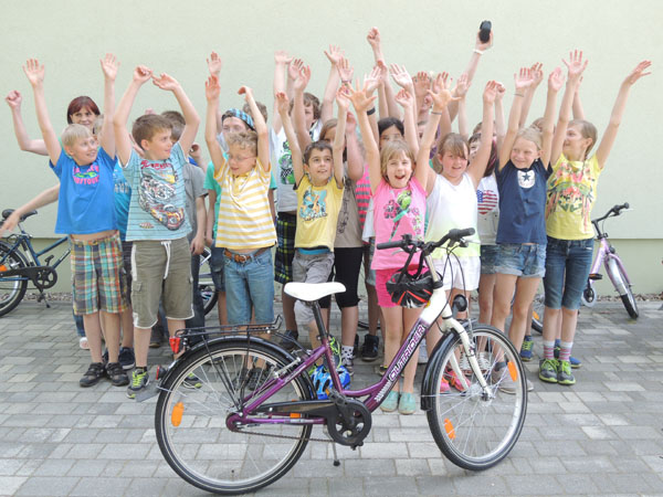 Die Klasse 4 hat die Fahrradprüfung erfolgreich bestanden Die Klasse 4 hat die Fahrradprüfung erfolgreich bestanden