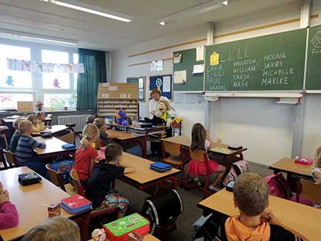 Frau Scheller mit Bodo im Klassenzimmer Frau Scheller mit Bodo im Klassenzimmer