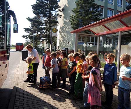 Frau Scheller von der Polizeiprävention erklärte den Lernanfängern das richtige Verhalten am und im Bus. Ihr kleiner Freund "Bodo" unterstützte sie dabei. Frau Scheller von der Polizeiprävention erklärte den Lernanfängern das richtige Verhalten am und im Bus. Ihr kleiner Freund "Bodo" unterstützte sie dabei.